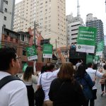 Pessoas subindo a avenida Brigadeiro Luís Antonio em passeata em favor do Ensino Presencial.