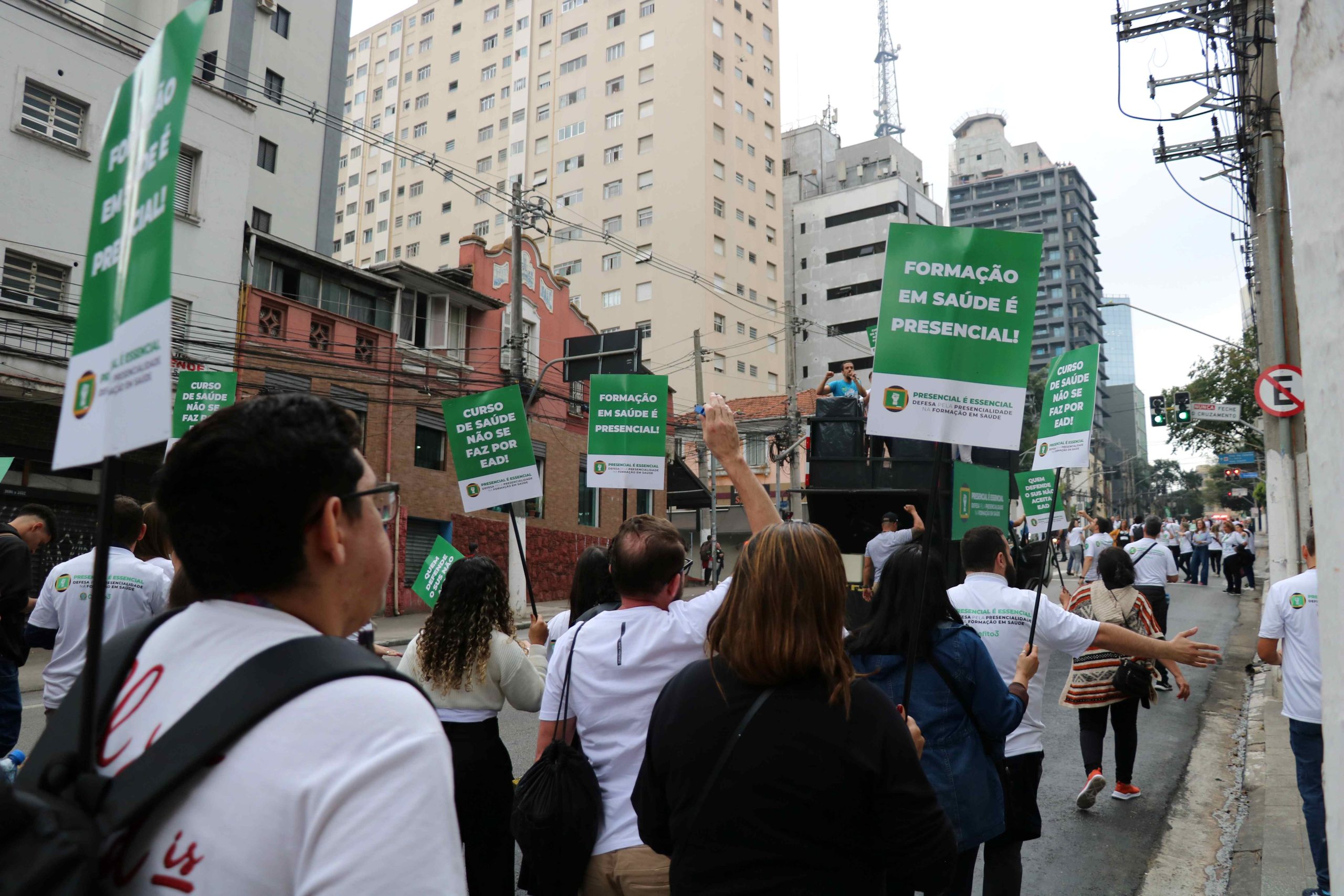 Pessoas subindo a avenida Brigadeiro Luís Antonio em passeata em favor do Ensino Presencial.