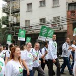 Pessoas vestindo blusas brancas com dizeres contra o Ead subindo a avenida Brigadeiro Luís Antônio. Na imagem é possível ver os conselheiros do CRMV-SP, Daniela Denadai, Haroldo Alberti, e o diretor técnico Leonardo Burlini.