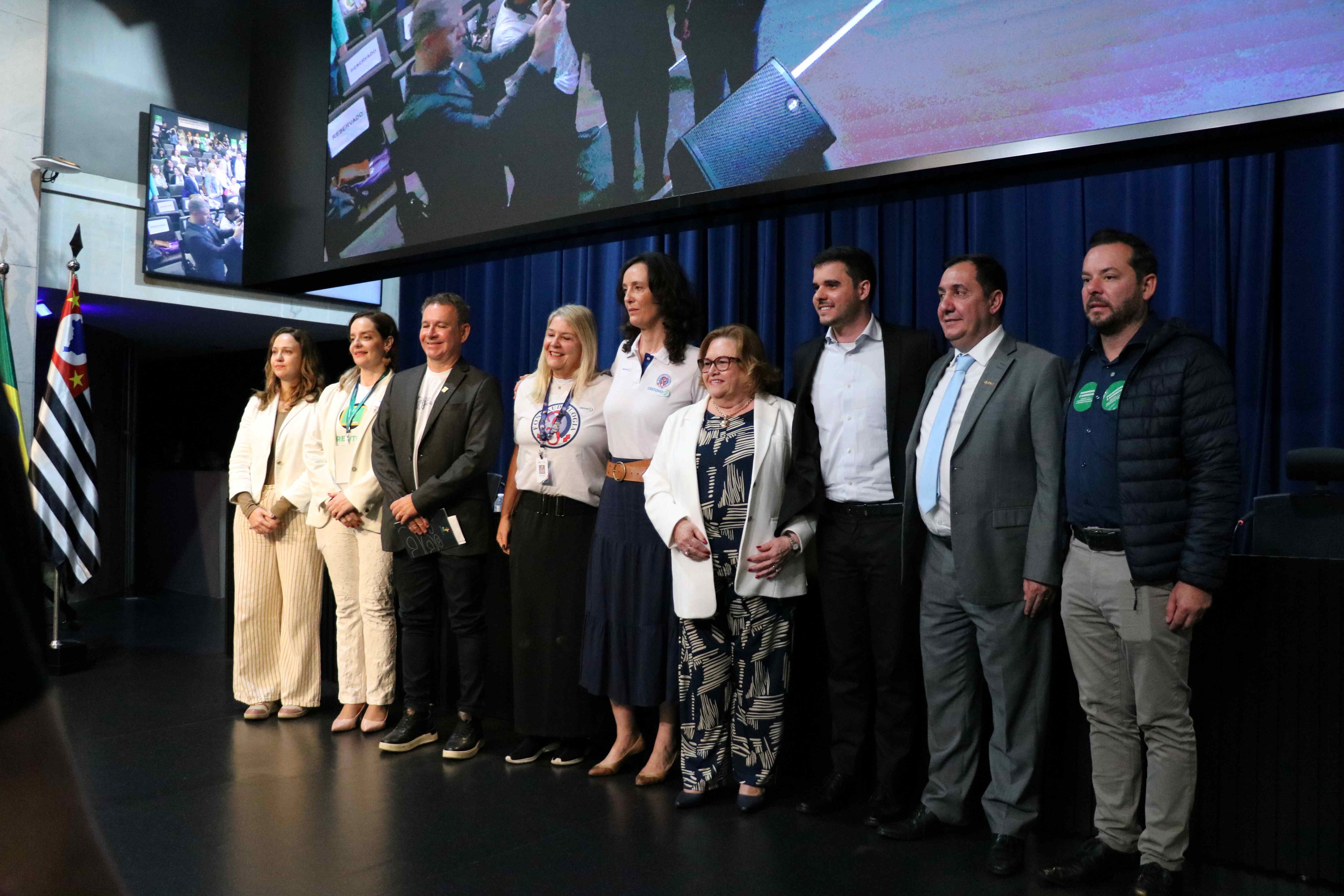 Pessoas em pé pousando para foto.