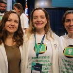 Três mulheres em pé pousando para foto. Daniela Pontes Chiebao, Juliana Mendes e Carolina Filippos.