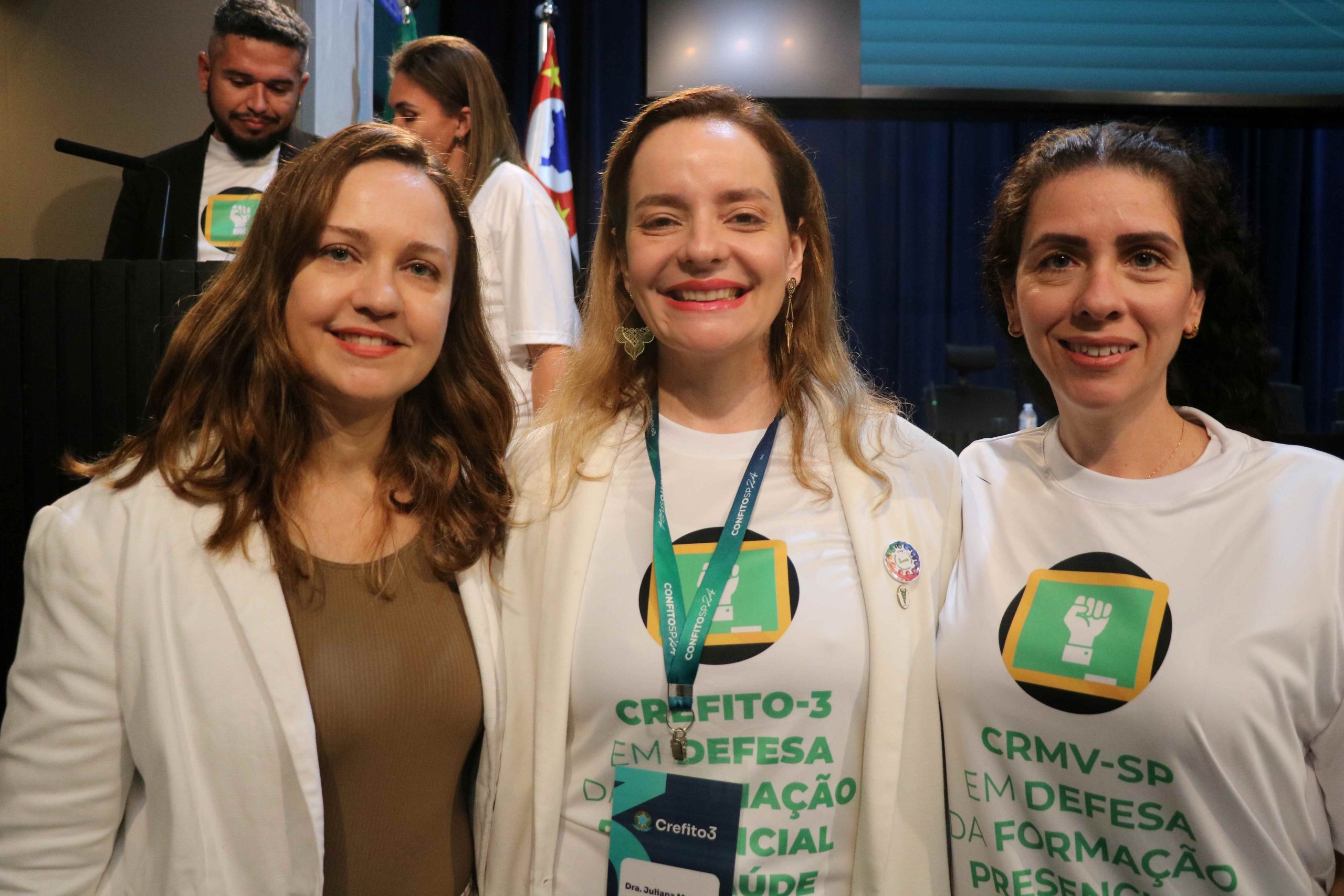 Três mulheres em pé pousando para foto. Daniela Pontes Chiebao, Juliana Mendes e Carolina Filippos.