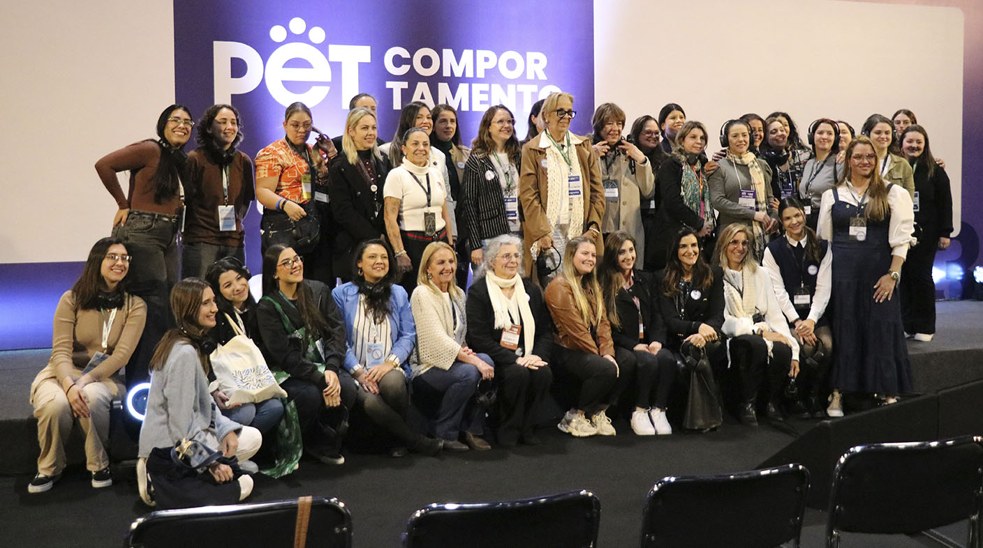Momento final em que as participantes e espectadoras se juntam no palco posando para o registro fotográfico.