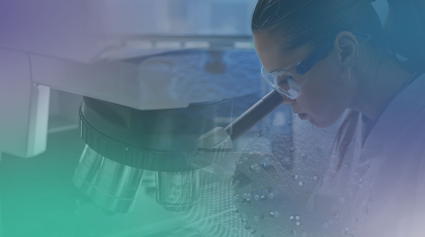 Mulher jovem olhando em um microscópio em um fundo com as cores verde e roxo.