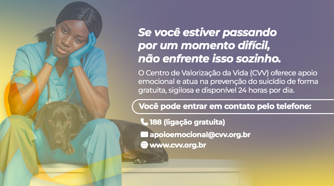 Imagem mostra mulher negra e jovem cansada, sentada vestida com uniforme e luvas azuis com um cachorro preto da raça Golden retriever no colo e ao lado direito os números e formad e contato do CVV - Centro de Valorização da Vida.