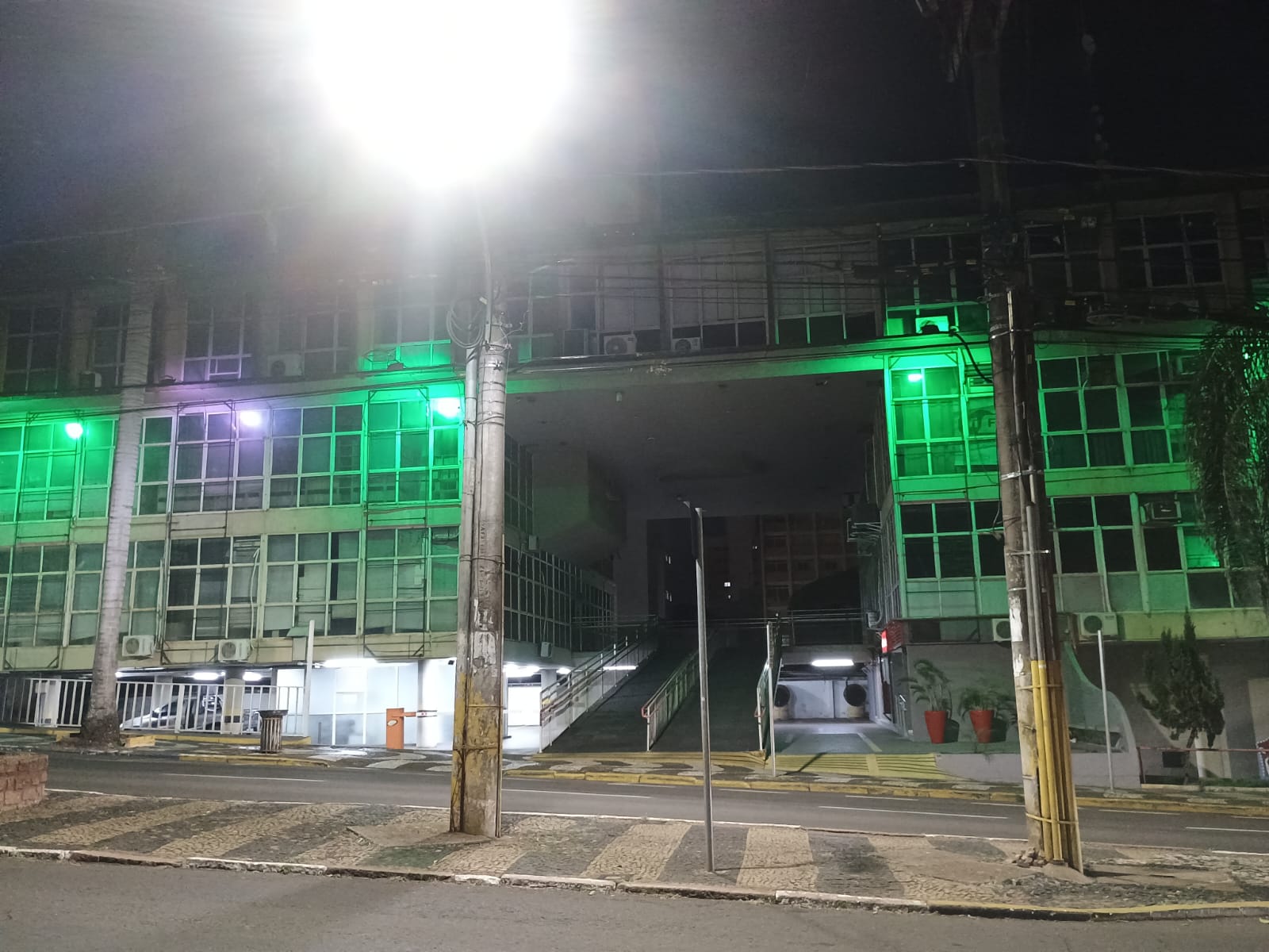 Paço municipal de Presidente Prudente fotografado a noite e iluminado de verde.