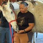 Mulher cuidando de cavalo