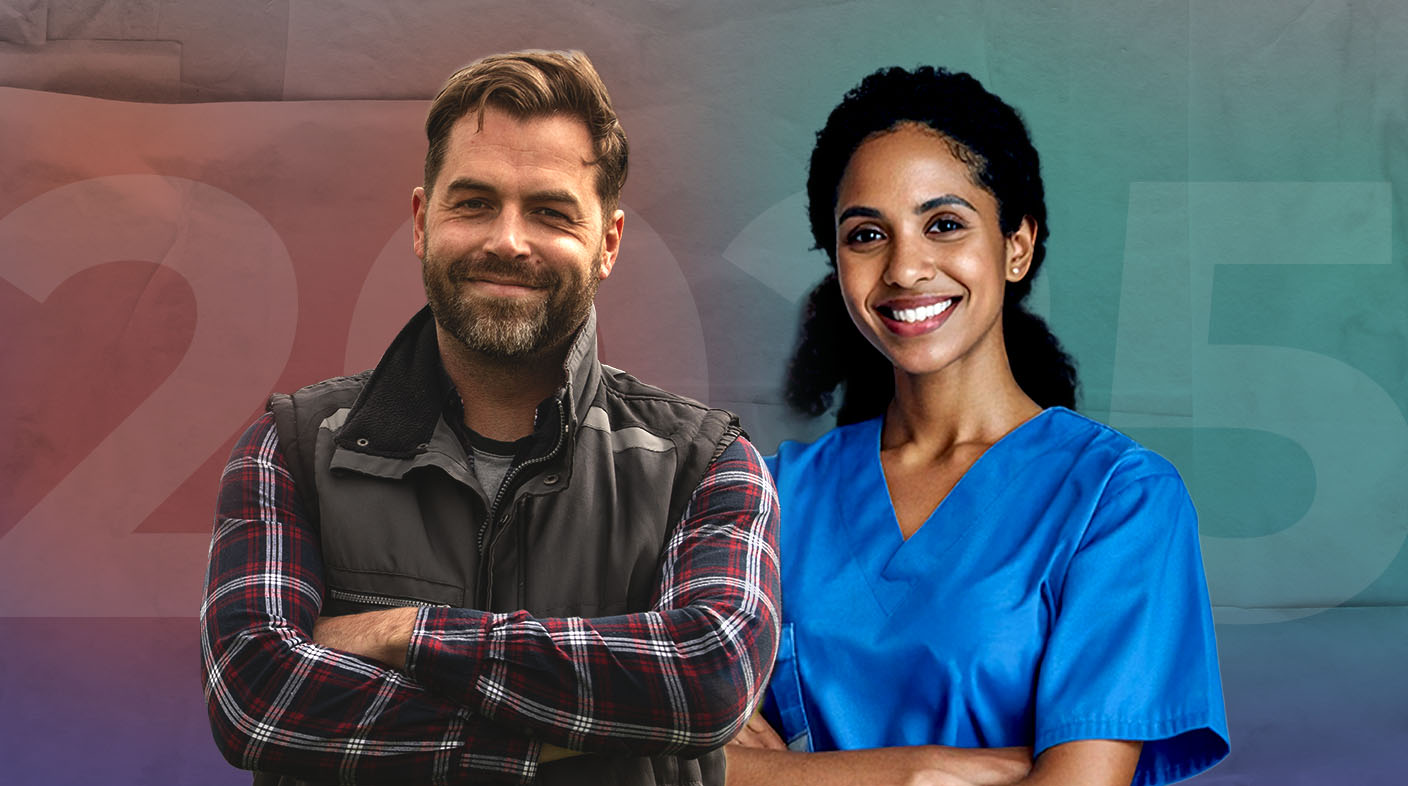 Um homem, de barba e bigode, vestido com colete preto e camisa de manga comprida xadrez, ao lado de uma mulher vestida com jaleco azul.