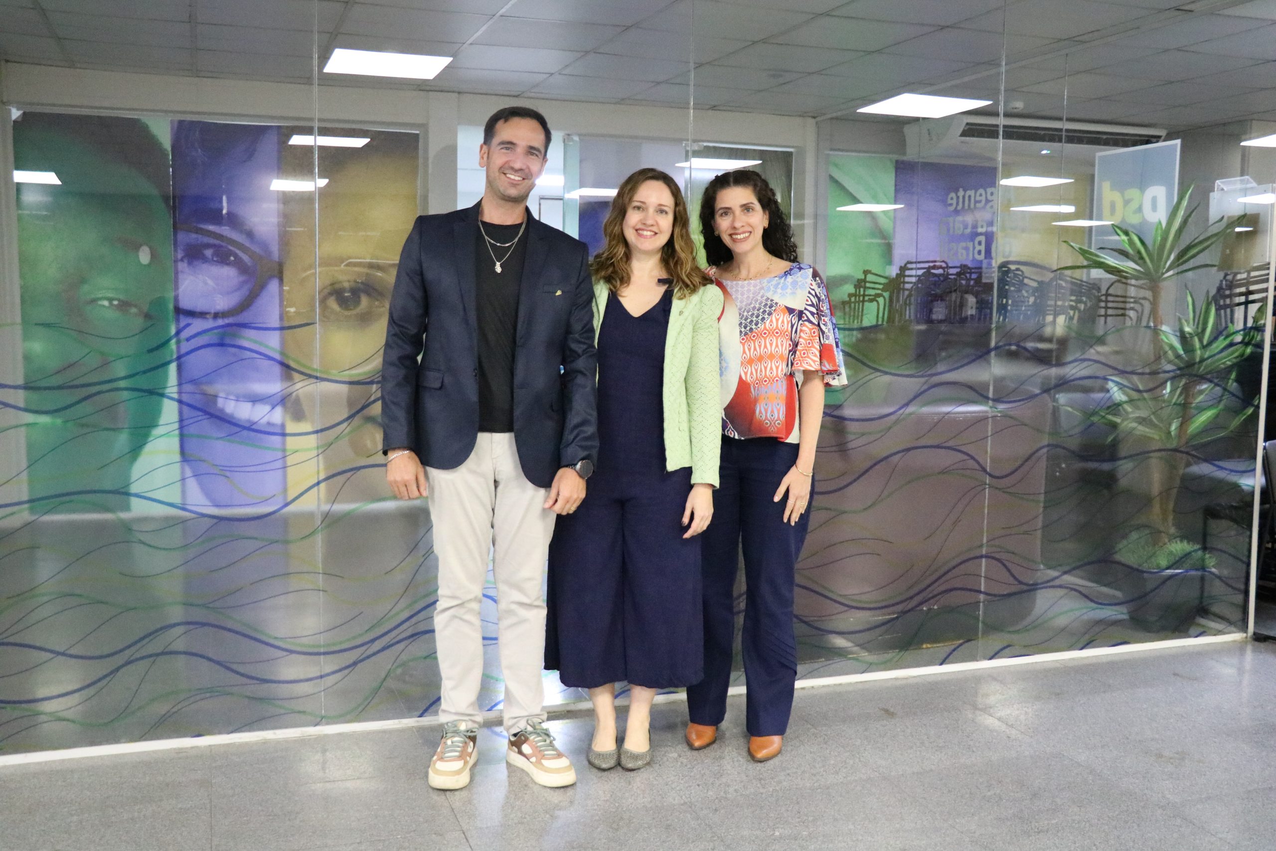 Três pessoas em pé pousando para foto, são eles da esquerda para a direita: O secretário-geral, do CRMV-SP, Rodrigo Mainardi, a presidente do CRMV-SP, Daniela Pontes Chiebao e a vice-presidente do CRMV-SP, Carolina Filippos.
