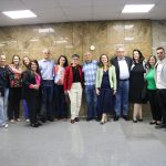 Imagem mostra 14 pessoas em pé pousando para foto no corredor da Alesp.