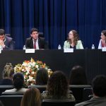 Quatro autoridades reunidas em auditório oficial, todas sentadas. Da esquerda para a direita: o secretário de Desenvolvimento Econômico e Trabalho da Prefeitura de São Paulo e médico-veterinário, Rodrigo Goulart, o deputado estadual Rafael Saraiva, a presidente do CRMV-SP, Daniela Pontes Chiebao e a vice presidente do CRMV-SP, Carolina Filippos.