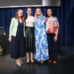 Quatro mulheres em pé pousando para foto em cima de um palco em auditório na Alesp. Da esquerda para a direita: a presidente do CRMV-SP, Daniela Pontes Chiebao, a psicóloga Bianca Stevanin Gresele, a presidente da Comissão de Atenção à Saúde Mental dos Médicos-veterinários e Zootecnistas do CFMV, Ingrid Bueno Atayde Machado e a vice-presidente do CRMV-SP, Carolina Filippos.