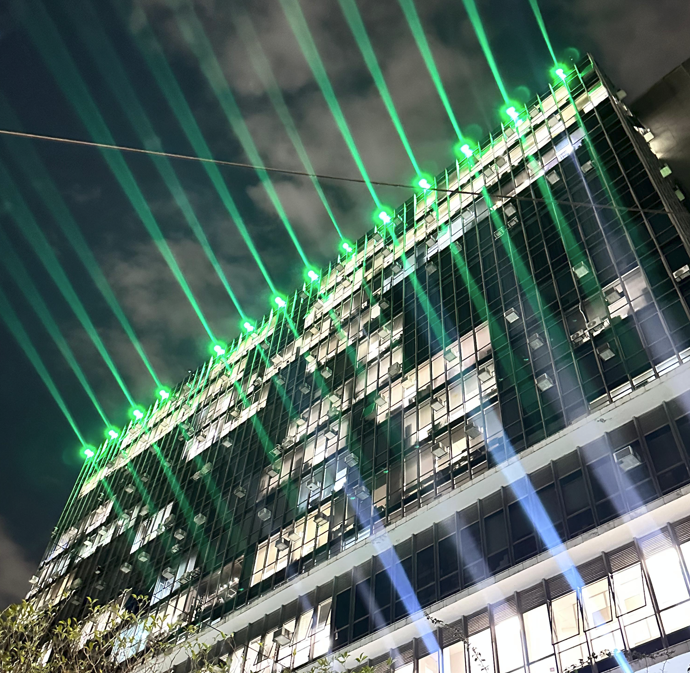 Vista de baixo para cima da Câmara dos vereadores de São Paulo iluminada na cor verde em homenagem ao Dia do Médico-Veterinário.