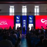 Imagem de um auditório cheio de pessoas.