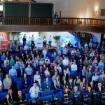 auditório cheio de pessoas