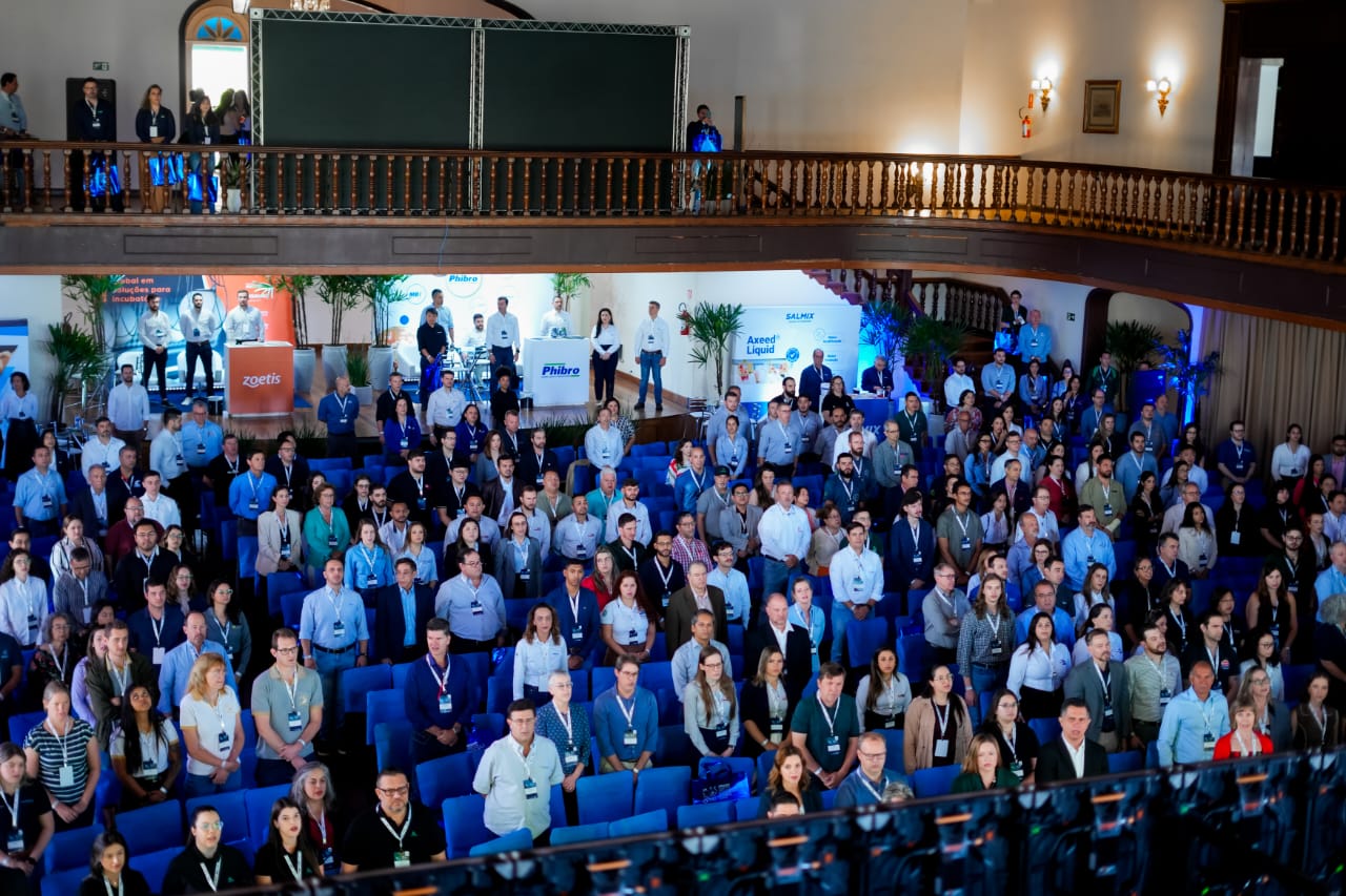 auditório cheio de pessoas