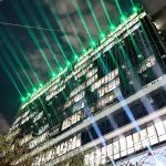 A imagem mostra de baixo para cima o prédio da Câmara dos Vereadores de São Paulo iluminado na cor verde em homenagem ao Dia do Médico-Veterinário.