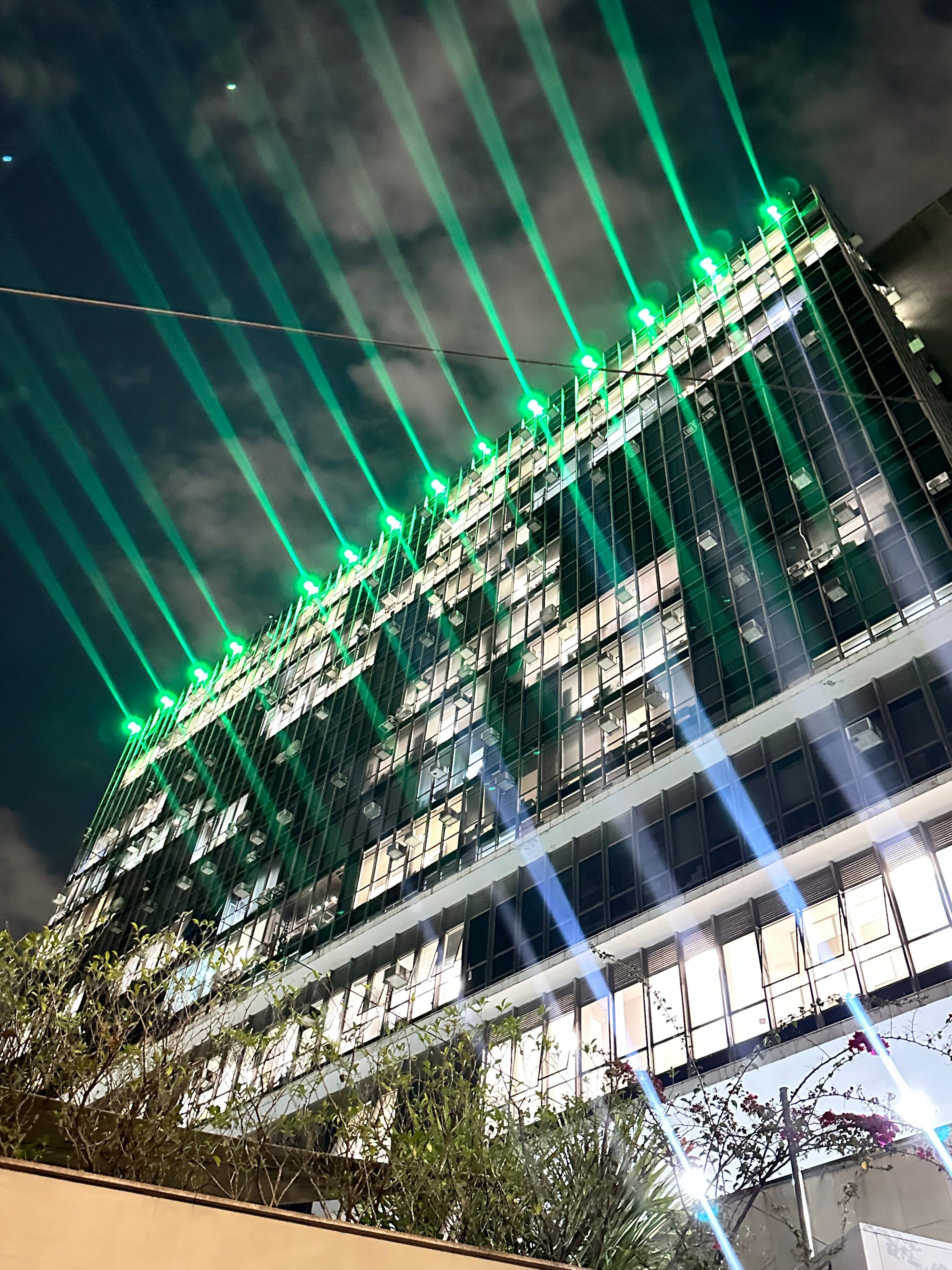 A imagem mostra de baixo para cima o prédio da Câmara dos Vereadores de São Paulo iluminado na cor verde em homenagem ao Dia do Médico-Veterinário.