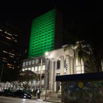 Sede da Biblioteca Mário de Andrade iluminada com a cor verde, em celebração ao Dia do Médico-Veterinário.
