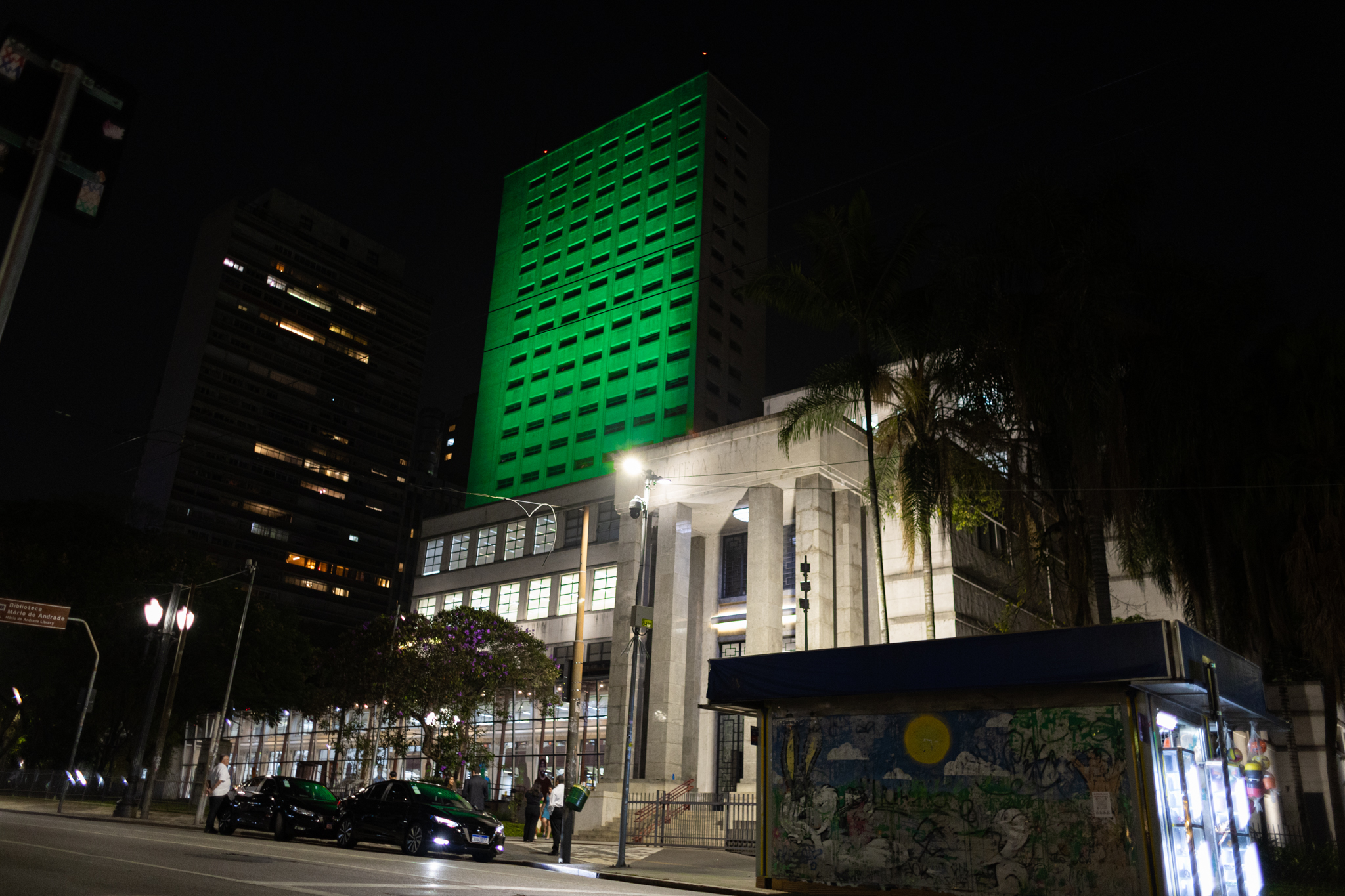 Sede da Biblioteca Mário de Andrade iluminada com a cor verde, em celebração ao Dia do Médico-Veterinário.