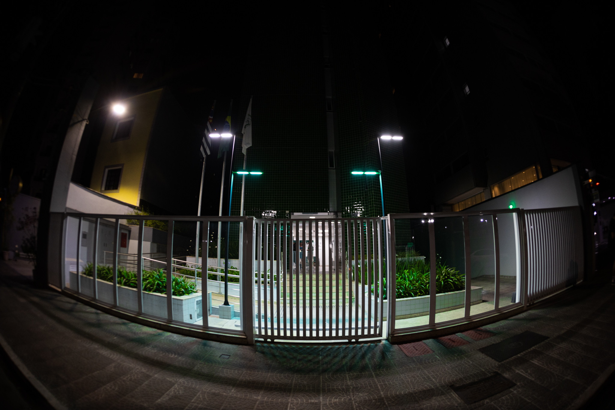 Sede do CRMV-SP iluminada em verde em celebração ao Dia do Médico-Veterinário.
