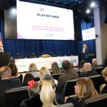 Público olhando em direção ao palco em auditório oficial na Alesp.