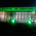 Sede da Prefeitura de Sorocaba iluminada na cor verde.