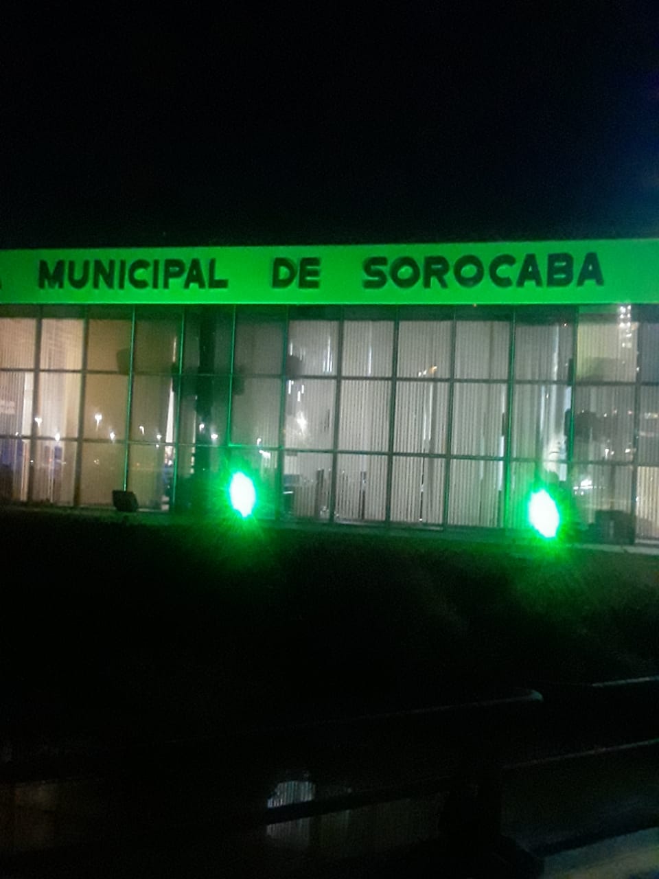 Sede da Prefeitura de Sorocaba iluminada na cor verde.