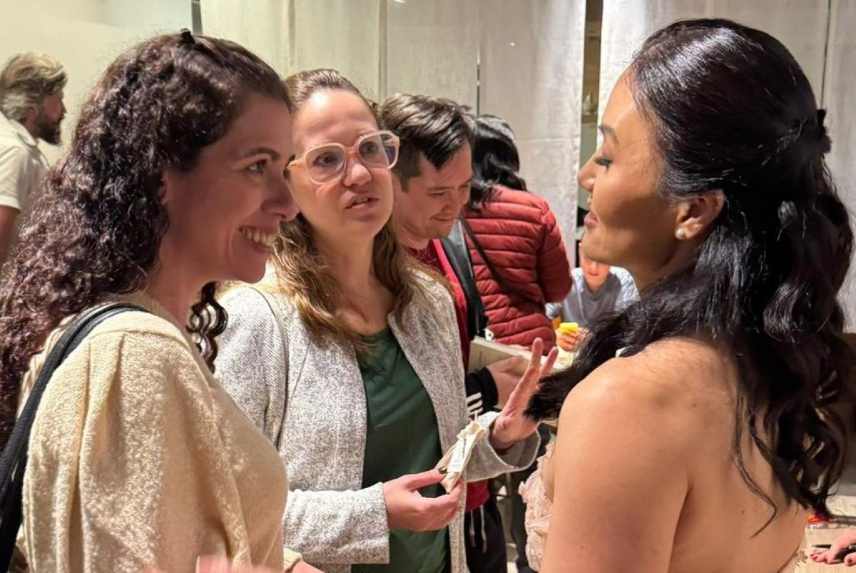 Mulheres dialogando em evento.