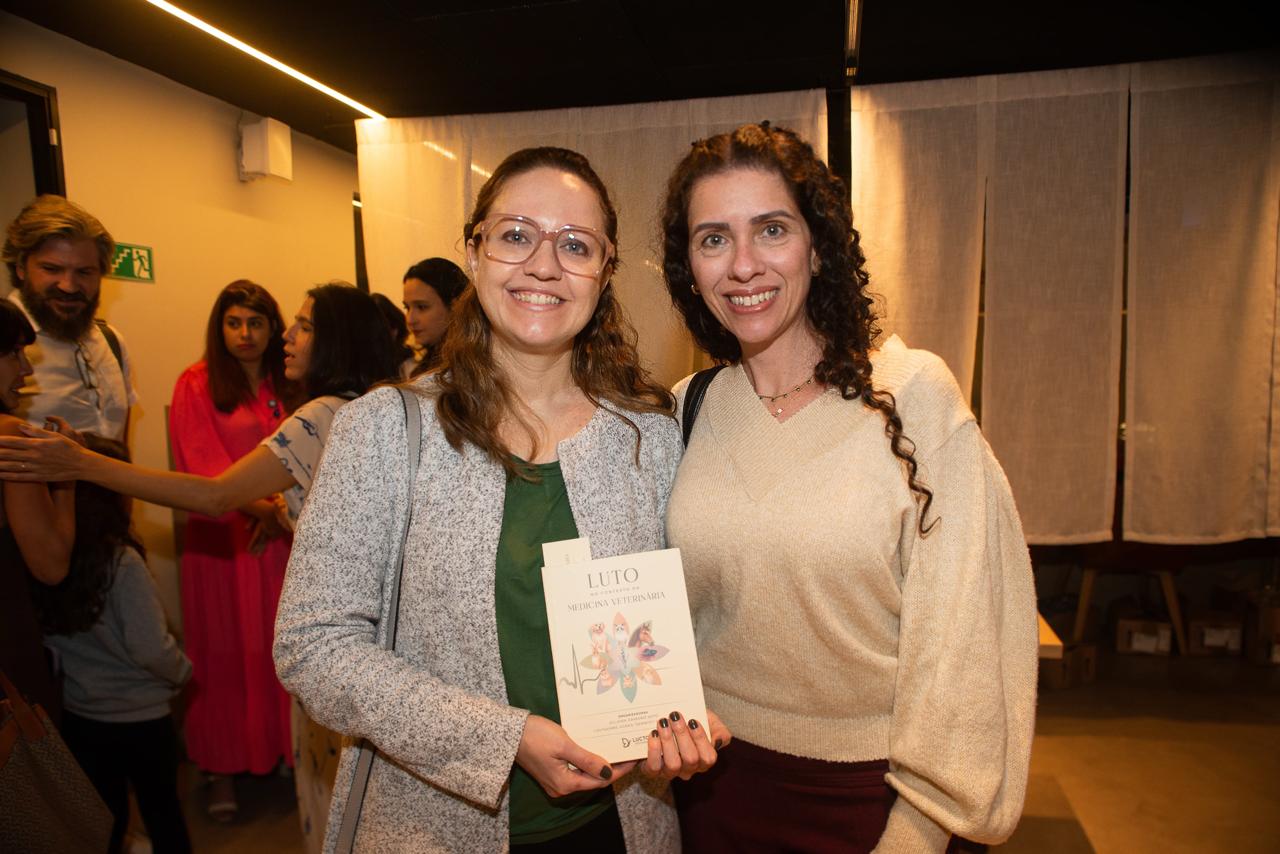 Presidente e vice-presidente do CRMV-SP posando para foto com livro.