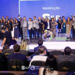 Pessoas em palco para foto.