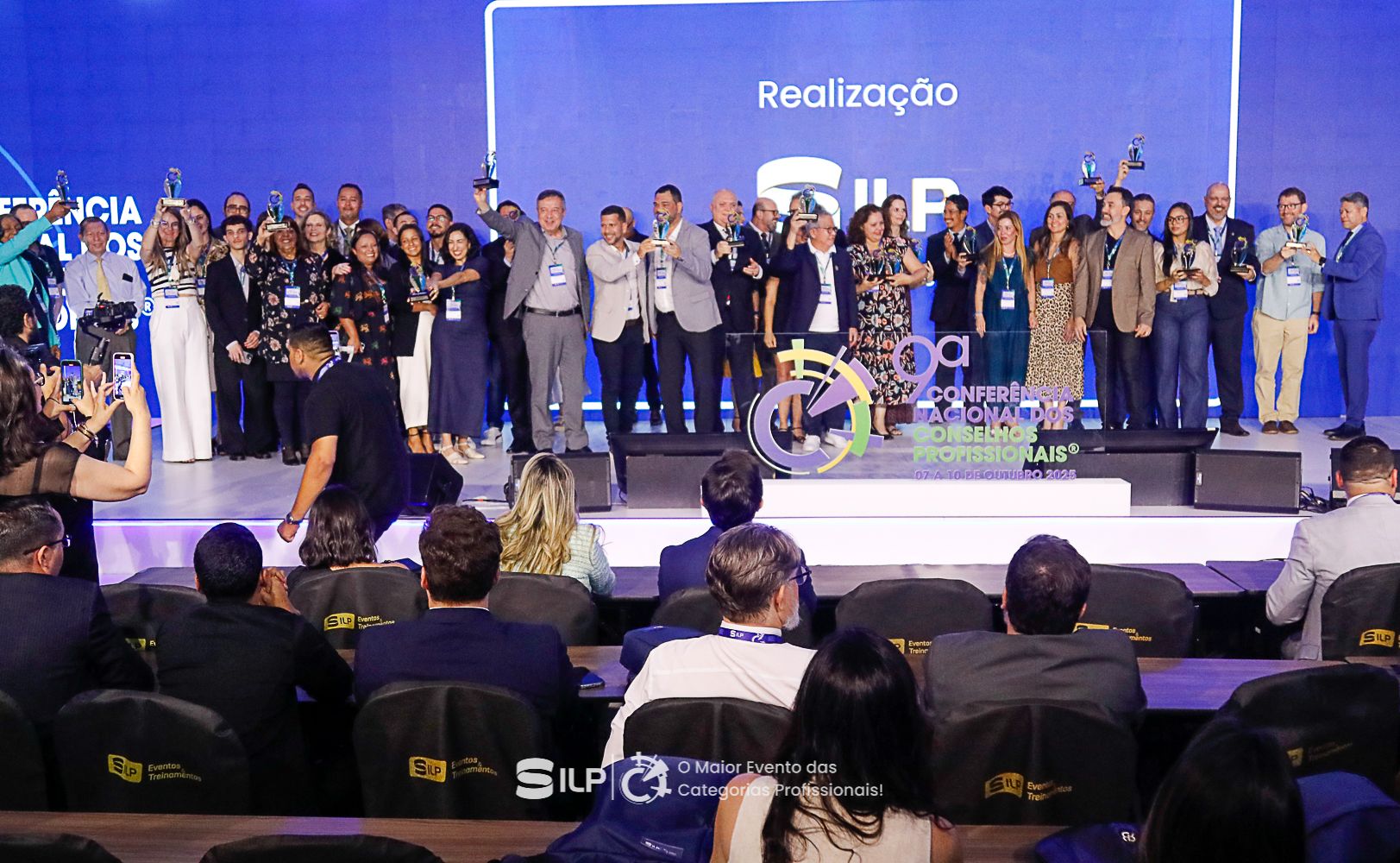 Pessoas em palco para foto.