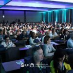 Público sentado frente ao palco.