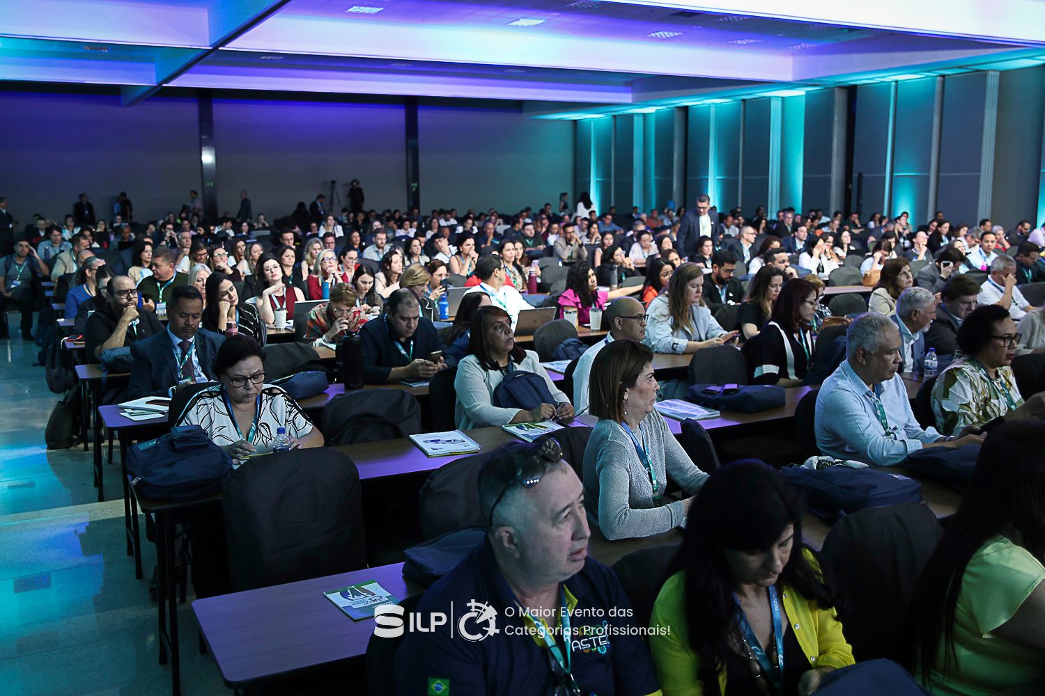 Público sentado frente ao palco.