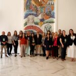 Pessoas reunidas para a foto.