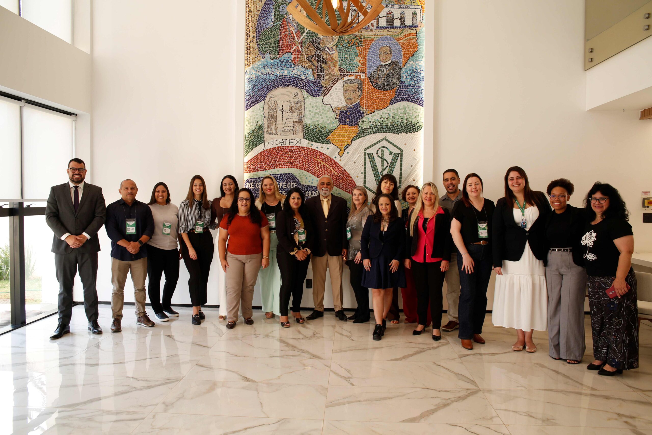 Pessoas reunidas para a foto.