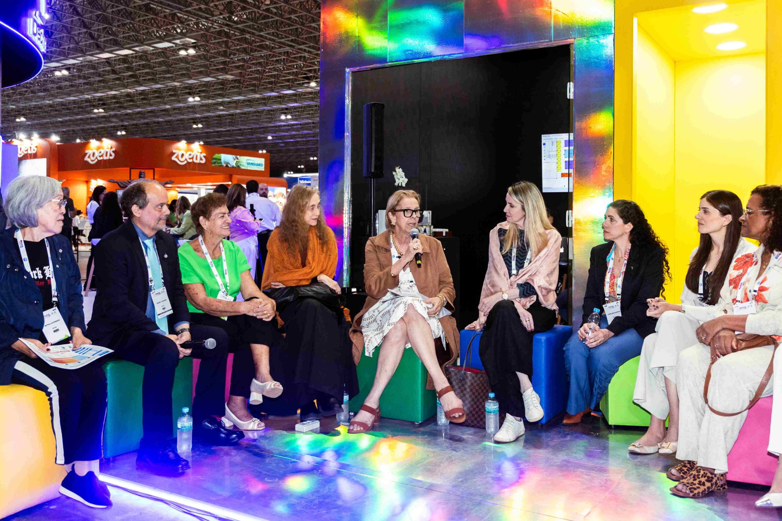 Pessoas sentadas reunidas conversando entre si.