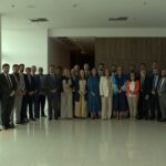 Pessoas reunidas para foto.
