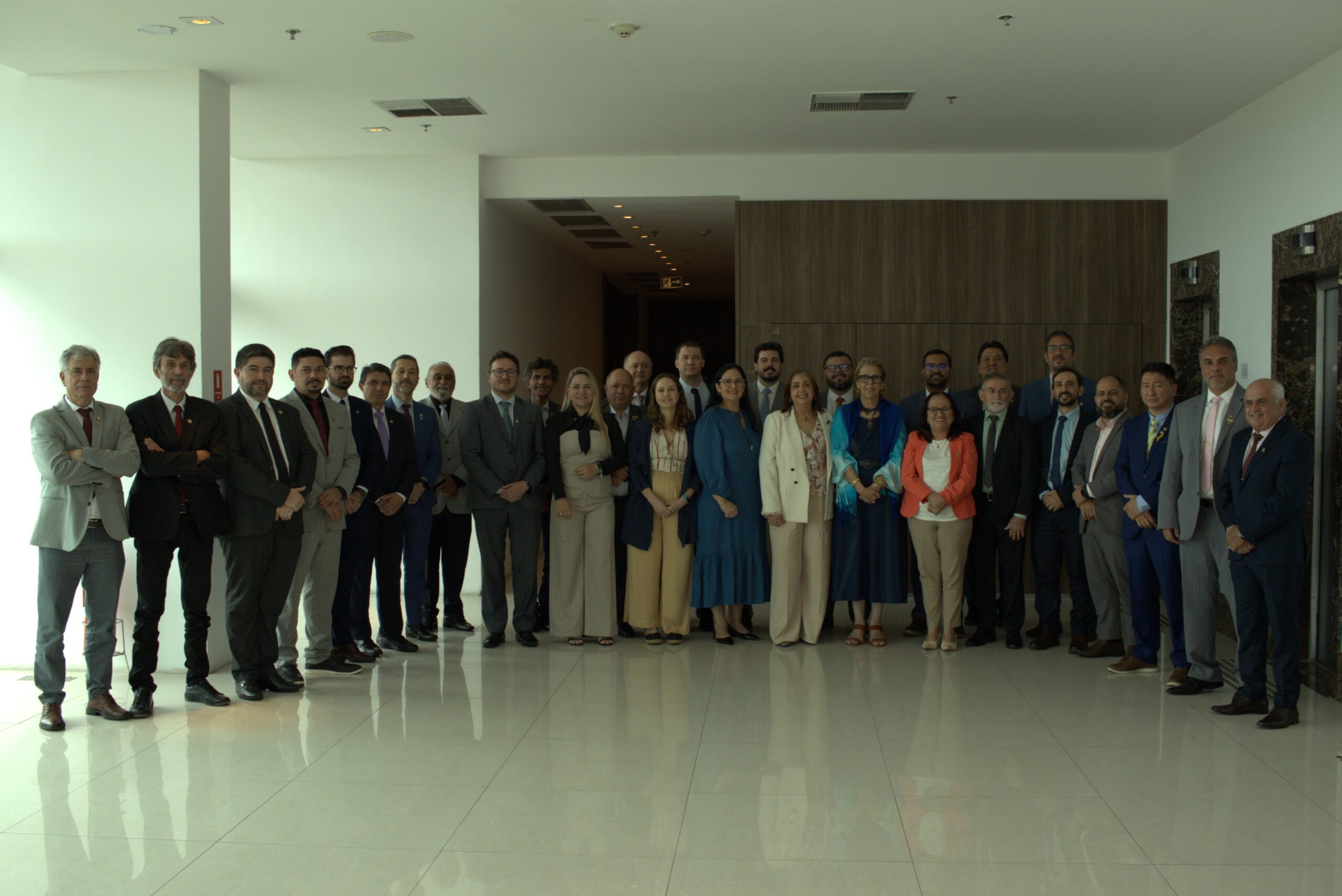 Pessoas reunidas para foto.