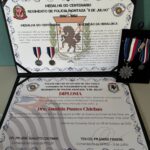 imagem de uma placa de homenagem.