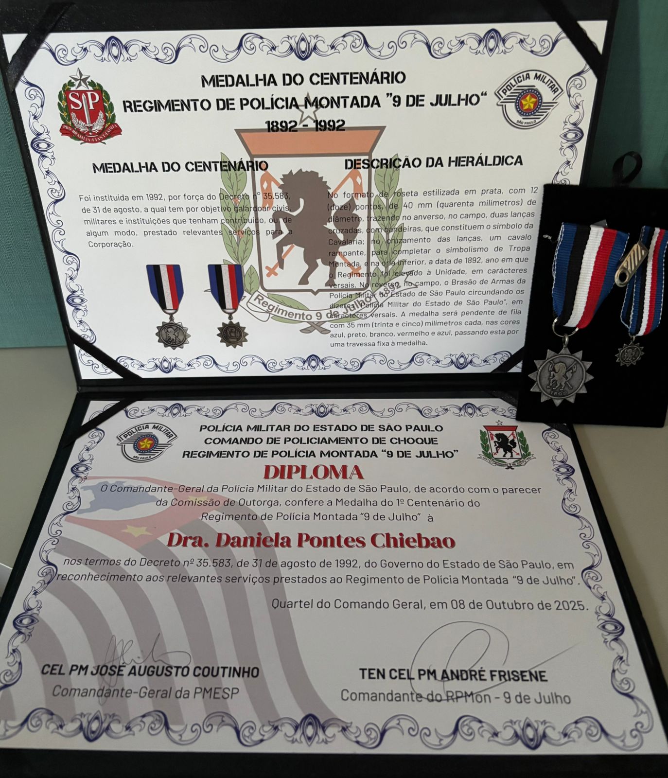imagem de uma placa de homenagem.