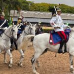 imagem de cavalos e pessoas montadas em cima deles.