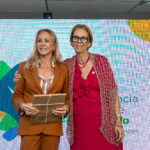 2 mulheres reunidas posando para a foto.