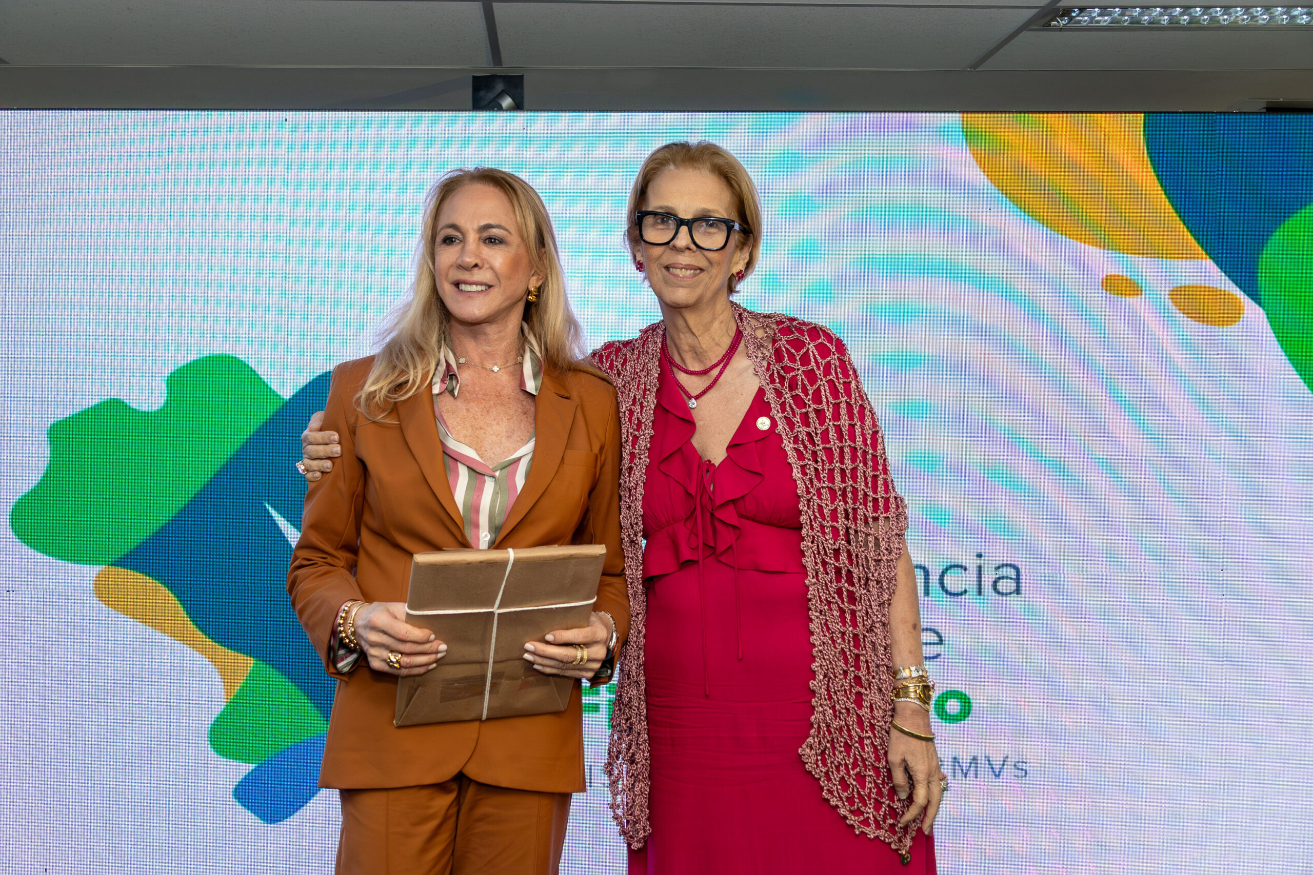 2 mulheres reunidas posando para a foto.