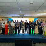 Pessoas reunidas posando para foto.