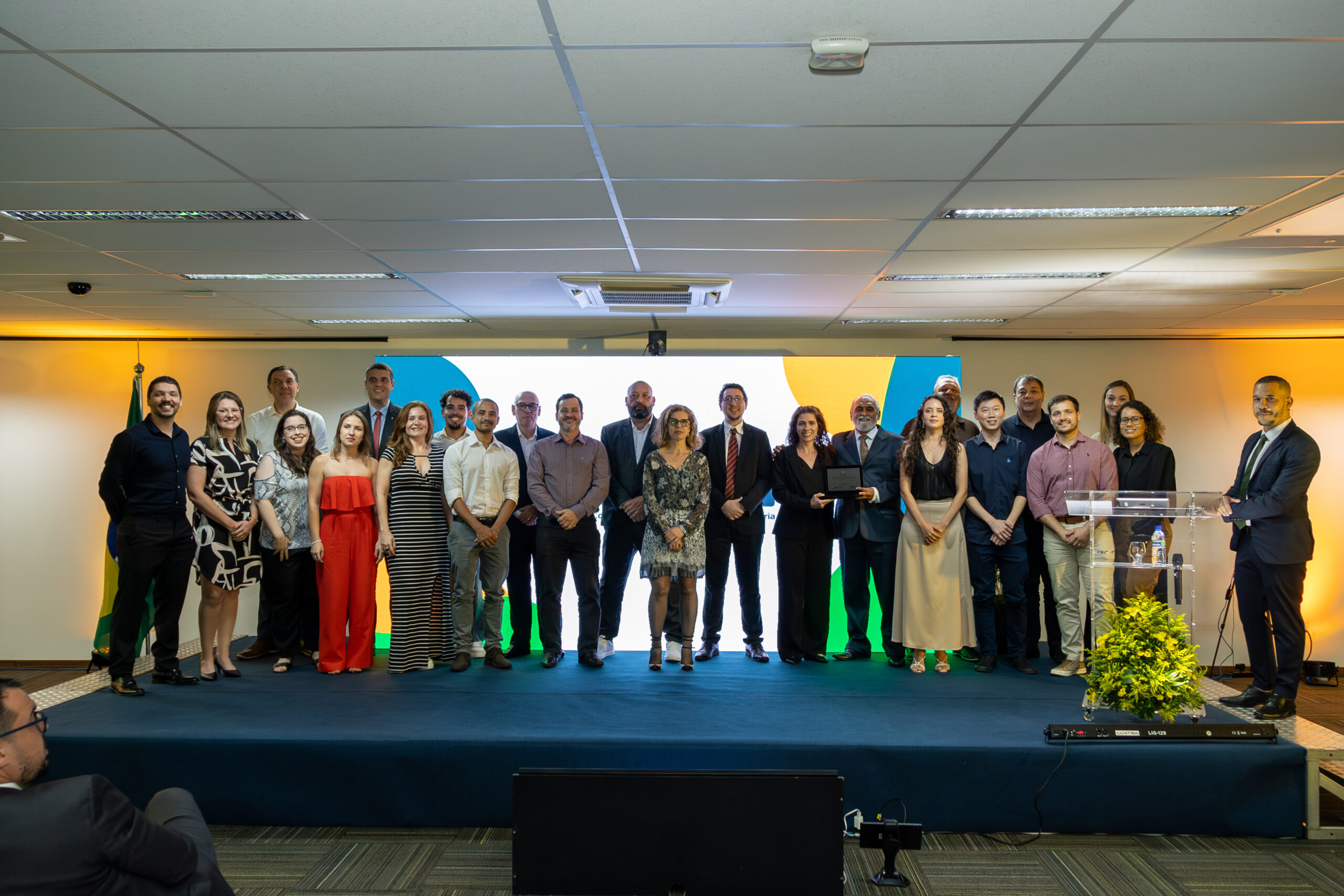 Pessoas reunidas posando para foto.