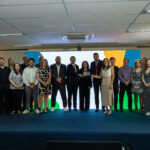 Pessoas reunidas posando para foto.