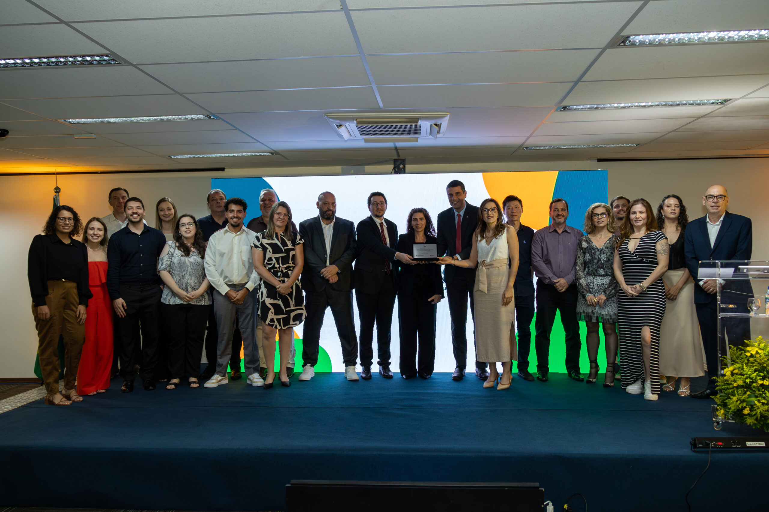 Pessoas reunidas posando para foto.