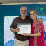 Homem e mulher posando para a foto.