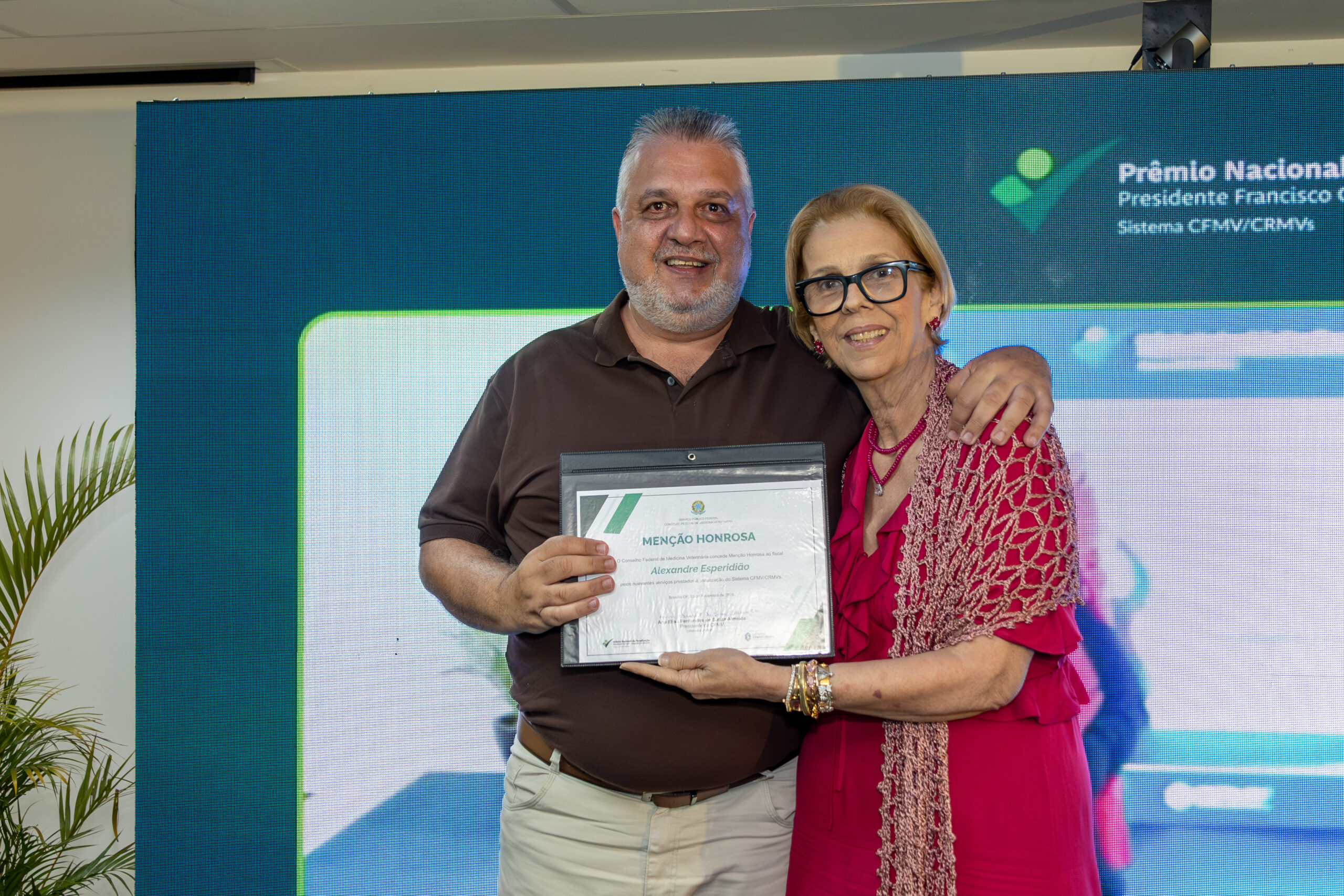 Homem e mulher posando para a foto.